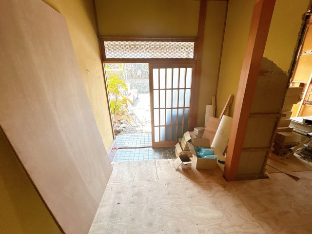 いわき市明治団地 中古住宅　陽当たり良好！ 4LDK 不動産プラスの玄関|玄関内の写真です。。玄関交換、タイル長尺シート張り、天井・壁クロス張替え、照明器具交換、下駄箱設置を行います。「いってきます」「ただいま」繰り返す日々が家族の歴史になっていきますね。