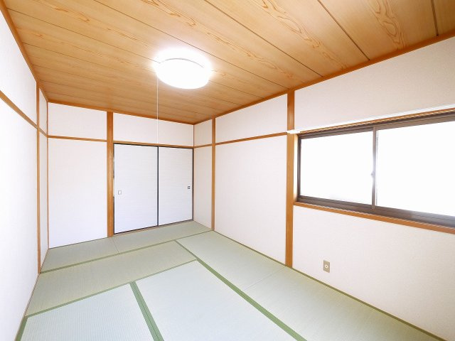 奈良市恋の窪戸建の内装|明るい室内です