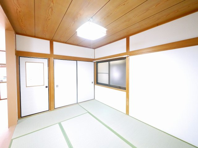 奈良市恋の窪戸建の内装|明るい色調の室内です