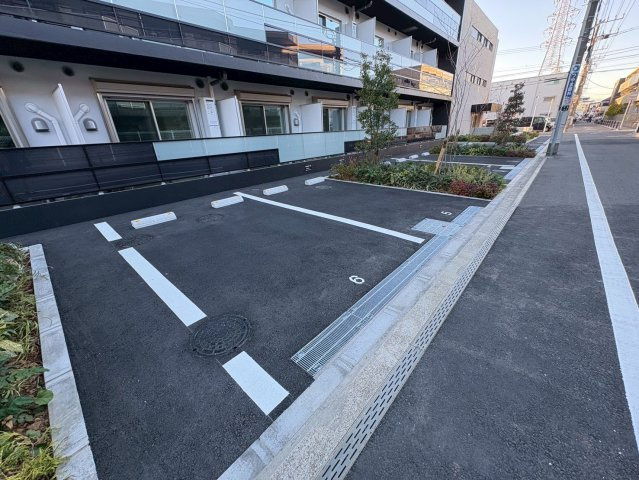Alivis本八幡の駐車場