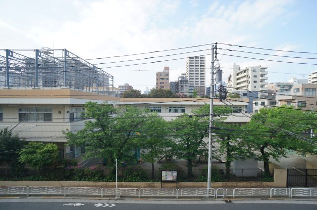 プライムメゾン亀戸の展望|目の前は、目線を遮る建物が無いため開放感があります。