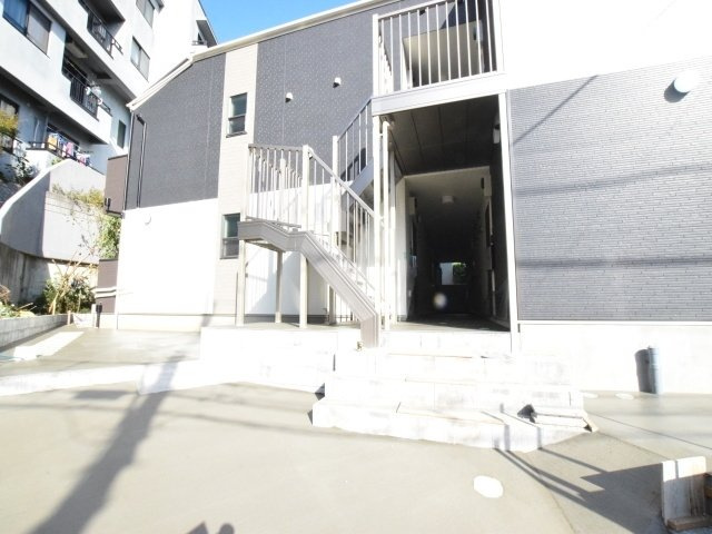 ザ・ファルティ横濱岡村の駐車場