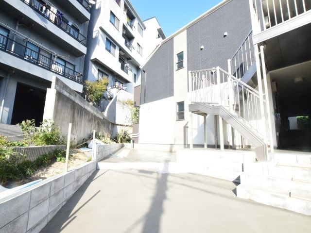 ザ・ファルティ横濱岡村の駐車場