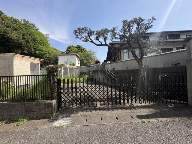 売中古戸建　沼津市下香貫大久保のその他|建物の裏手にあるガレージです。お車の保管や荷物置き場としても便利にご利用いただけます。