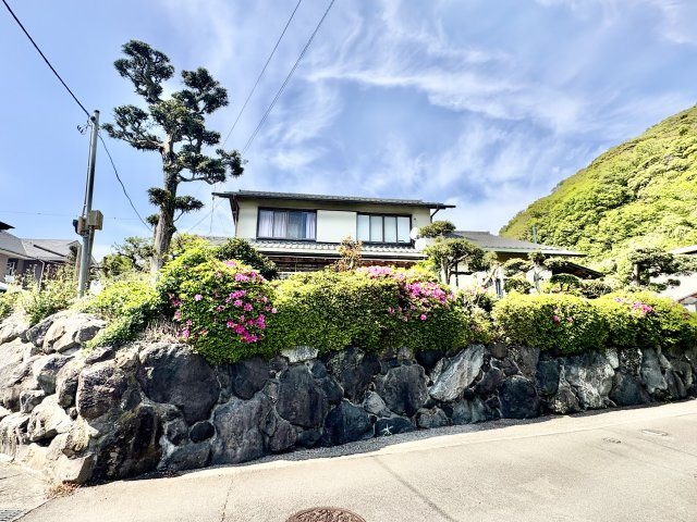 売中古戸建　沼津市下香貫大久保の外観|石垣の上に建築されており、開放感と存在感のある佇まいが魅力の中古戸建です。