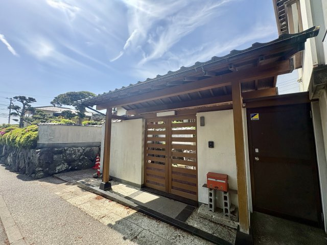 売中古戸建　沼津市下香貫大久保のその他|家の前には冠木門があり、和の趣を感じさせる落ち着いた佇まいが住まい全体に上品な印象を与えます。
