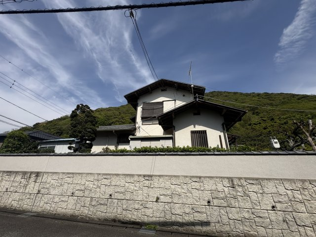 売中古戸建　沼津市下香貫大久保の外観|存在感ある外観が目を引く、趣ある和風住宅です。