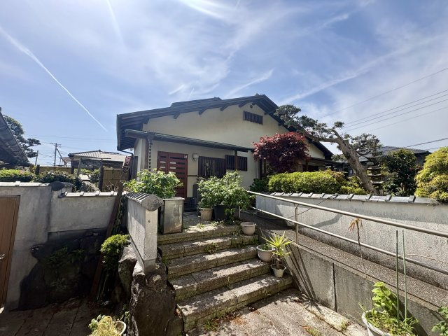 売中古戸建　沼津市下香貫大久保の外観|道路面より高くすることで、大雨のときの浸水リスクを抑えやすくなります。