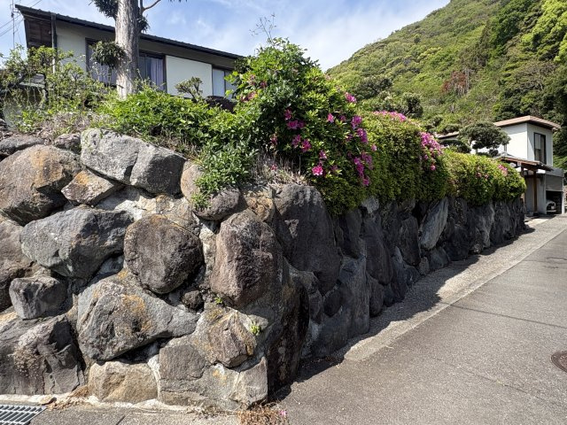 売中古戸建　沼津市下香貫大久保のその他|高台のような石垣の上に建つ、存在感ある住宅です。