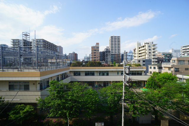 プライムメゾン亀戸の展望|目の前は、目線を遮る建物が無いため開放感があります。