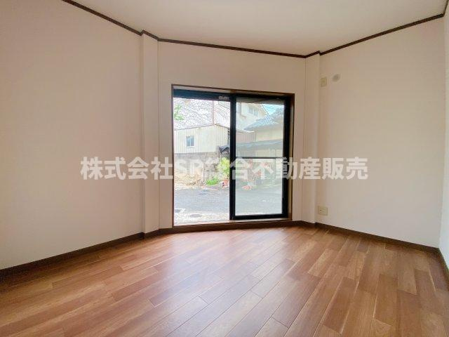 豊浦町中古戸建の洋室|コンパクトで使いやすい洋室です