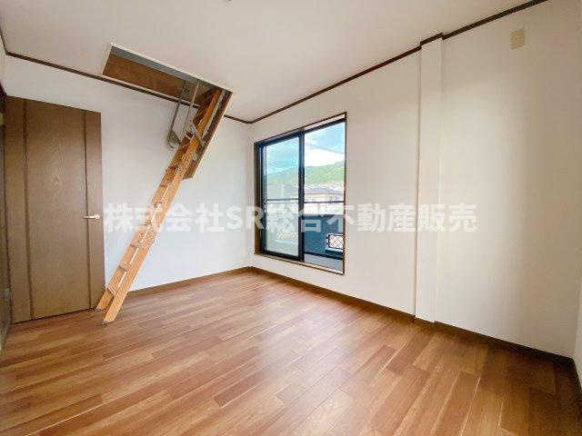 豊浦町中古戸建の子供部屋|大きな窓が2面にあり、とても明るいお部屋です！