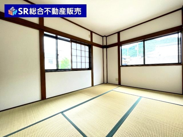 豊浦町中古戸建の子供部屋|大きな窓が2面にあり、とても明るいお部屋です！