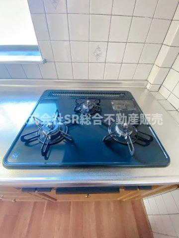 豊浦町中古戸建のキッチン|3口コンロ、グリル付きです！