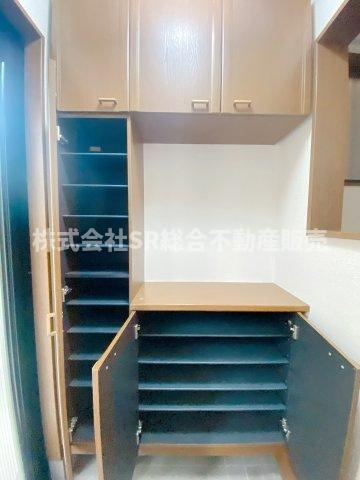 豊浦町中古戸建の収納|姿見付のシューズボックスがあります！