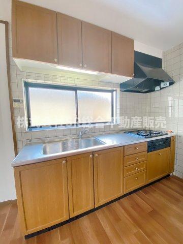 豊浦町中古戸建のキッチン|落ち着いたブラウンのシステムキッチンで快適にお料理できます！
