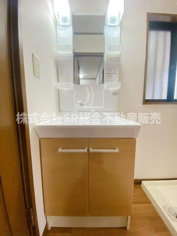 豊浦町中古戸建の独立洗面台|独立洗面台、小物を置くことができて便利です