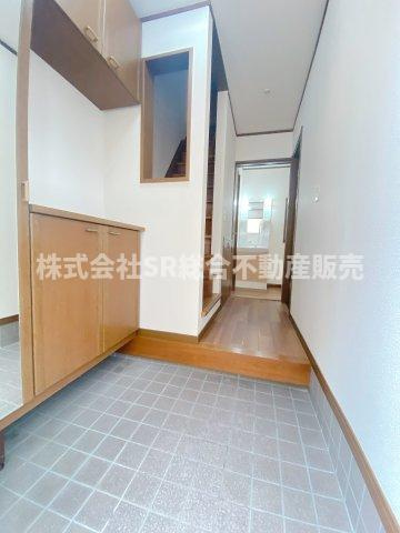 豊浦町中古戸建の玄関|玄関にはシューズボックスもあり広く使えます♪