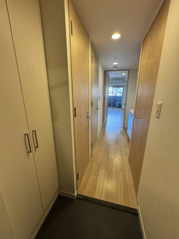 プレサンス栄ライズの玄関