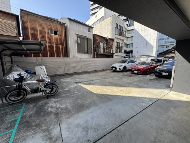 プレサンス栄ライズの駐車場