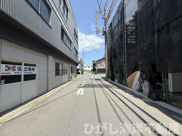 平塚市夕陽ヶ丘　新築戸建　全２棟の前面道路含む現地写真|5月11日撮影　建築中　現地外観