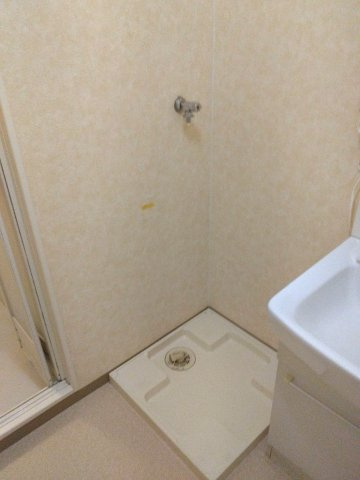 サンハイツ秋山の設備|室内洗濯機置場　※別号室の参考写真です(現況優先・仕様違いの場合あり)