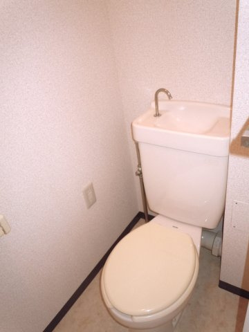 サンハイツ秋山のトイレ|※別号室の参考写真です(現況優先・仕様違いの場合あり)※別号室の参考写真です(現況優先・仕様違いの場合あり)