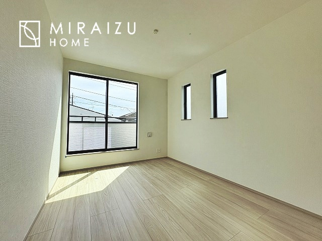 【洋室】 | 広々としたキッチンは大きな深型シンク、3口コンロ、換気扇、大きなお鍋から小物まで取り出しやすさを考えられた引き出し収納の付いたシステムキッチンです。