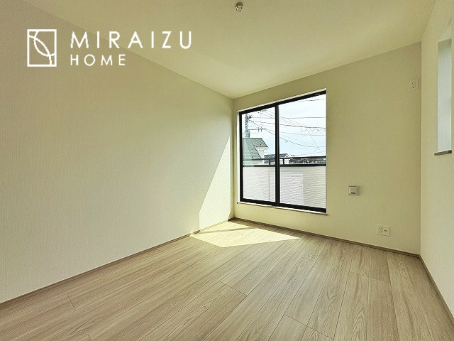 【子供部屋】 | 収納力と機能性を備えたシステムキッチン。圧力鍋や大きなフライパンなどの調理器具から調味料など幅広く収納し、お料理のしやすいつくりになっています。