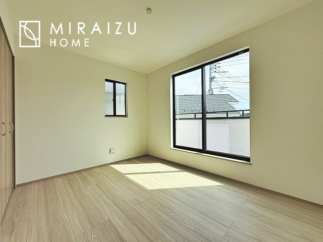 【寝室】 | 日当たりの良いお家は嬉しいですよね。それぞれ価値観が分かれる箇所です、実際に内覧して日当たりの心地よさをご体感下さいね♪