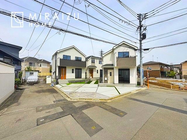 【外観】 | 青く澄み渡った綺麗な空と、陽の光をたっぷりと受ける、そんな新築住宅で新生活をスタートしてみませんか？※実際の写真にCGパースを重ねたイメージ画像です。