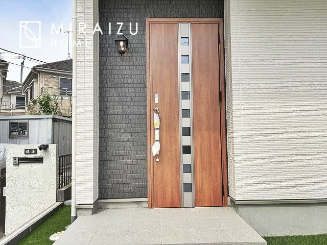 【玄関】 | 日当たりの良いお家は嬉しいですよね。それぞれ価値観が分かれる箇所です、実際に内覧して日当たりの心地よさをご体感下さいね♪