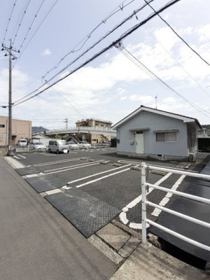【駐車場】 | 南町ニューグリーンハイム | 駐車場に車を止められます