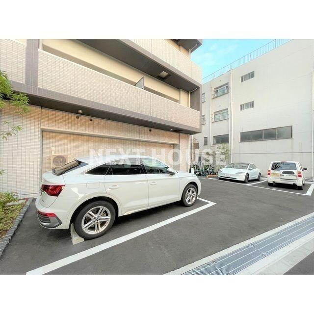 シャテーニュ上本町の駐車場
