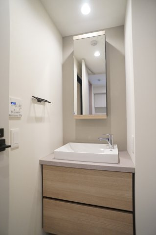 プライムメゾン亀戸の独立洗面台|お洒落な独立洗面台　鏡裏は収納になっています。
