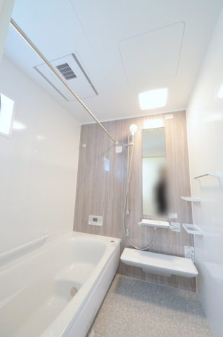 堀越三丁目の浴室|人気の換気乾燥暖房機付き。１坪タイプの大きなバスルームなので足を伸ばしてゆっくり湯船につかることができます