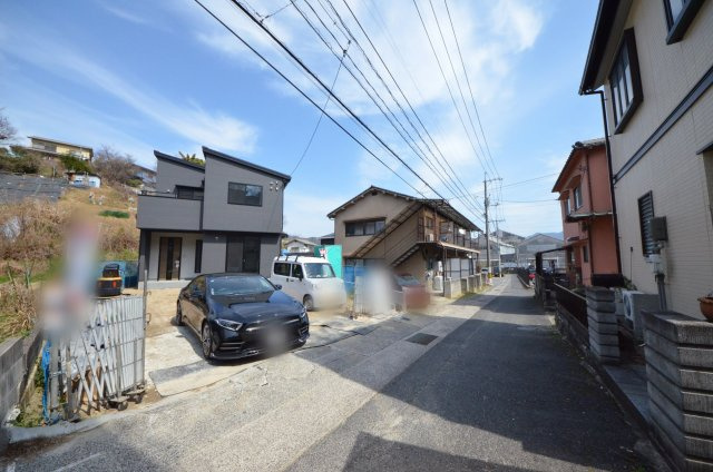 堀越三丁目の前面道路含む現地写真|前面道路は交通量が少なく駐車楽々
駐車は三台可能です