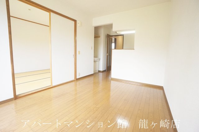 ガーデンパレスＢの居間・リビング