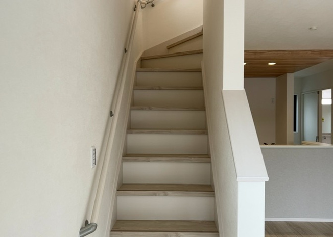 【内装】 | 建物の上下階の通路である階段は、その位置によって動線や室内の印象が大きく左右されます。手摺にも重要な役割があり、転倒の防止・歩行や動作を円滑にして日常生活を支えることを主な目的として設置されています。