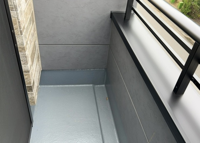 【バルコニー】 | バルコニーは、室外の専用スペースのうち、「屋根がなく開放された空間」であるものを指します。ベランダより広いタイプのものが多く、日当たりもよいため家庭菜園などを楽しみたい人にとって適した環境となります。
