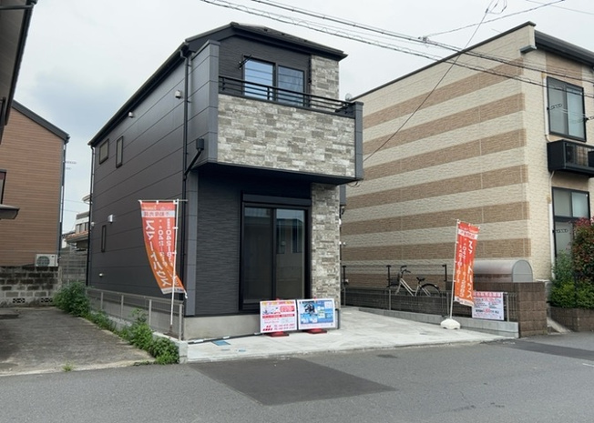 【前面道路含む現地写真】 | 住宅用の土地では前面道路に2m以上接していなければならないと法律で定められています。しかし、お持ちの車のサイズやライフスタイルなどにより、2mでは利便が悪い場合もございますので、事前に確認しましょう。