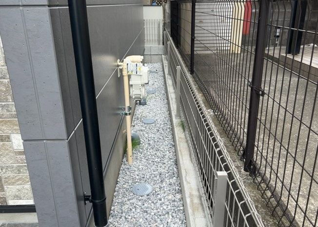 【庭】 | 庭があることでガーデニングや家庭菜園はもちろん、こどもの遊び場やペットを放して遊ぶことができます。また、家の周囲に余裕があるということです。隣地との間があれば、十分な日当たりと、風通しが確保できます。