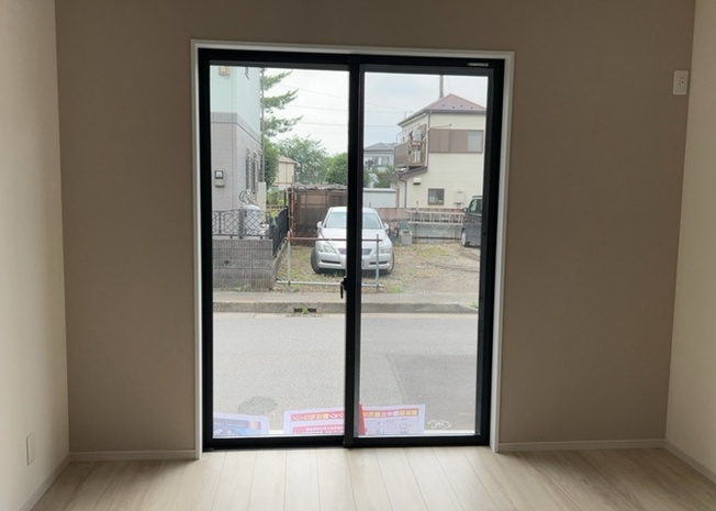 【内装】 | サッシとは、ガラス窓に使用される金属製の窓枠のことです。一般的に住宅建築では、金属製建具工事の段階で備え付けるもので、ガラス類や玄関、バスルームのスチール製のドアなどと同じタイミングで工事を行います。