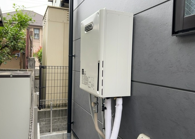 【発電・温水設備】 | 省エネ給湯器とは従来型の給湯器より熱効率が高く、少ない燃料でたくさんのお湯を沸かすことが出来る高効率な給湯器のことを指します。また、省エネ給湯器には種類があり、利便性や効果なども様々です。