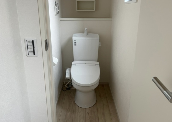 【トイレ】 | トイレは大きさや形、機能、抗菌性などが異なる多種多彩なタイプが各メーカーから出ています。それぞれに良さがあるため、事前にどういったタイプのトイレがいいのかをご家庭内で決めて、内見に行くといいでしょう。