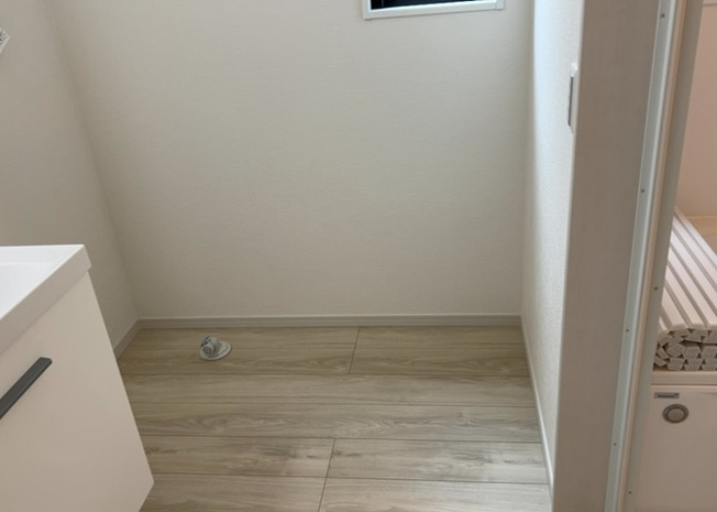 【脱衣所】 | 多くの戸建て住宅で見かける洗面脱衣所は、洗面台と洗濯機が2畳ほどのスペースに並べられていて、洗面所が脱衣所を兼ね備えている間取りが一般的です。お客様が利用することもある、パブリックな空間でもあります。