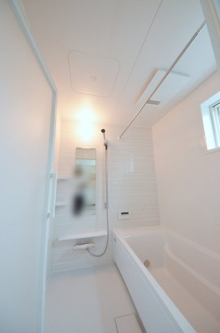 伴東三丁目の浴室|人気の換気乾燥暖房機付き。広々とした一坪サイズの浴室を採用。足を伸ばして肩までゆったり浸かれるバスタブで、一日の疲れを心地よく解きほぐせます。