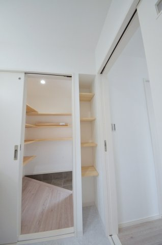 伴東三丁目の収納|洗面所にタオルや小物もスッキリ収まる、収納棚を完備