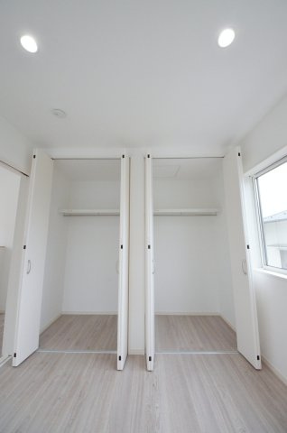 伴東三丁目の収納|各居室に機能的なクローゼットを完備。タンスなどの大型家具を買い足す必要がないため、お部屋の面積を最大限に活かせます。
