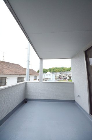伴東三丁目のバルコニー|屋根に守られたバルコニー。お出かけ中の急な雨でも洗濯物が濡れにくく安心です。